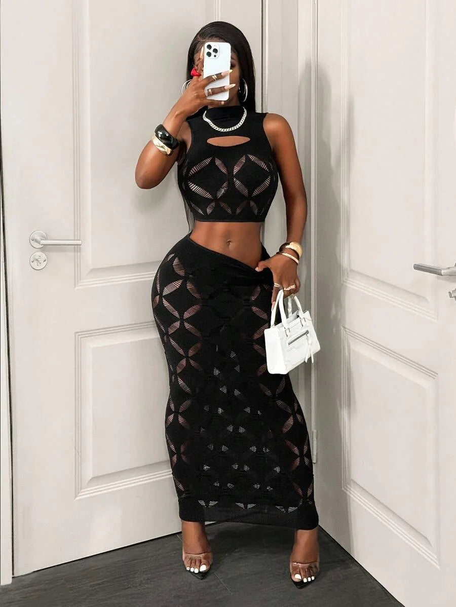 Conjunto top cropped preto com detalhes vazados