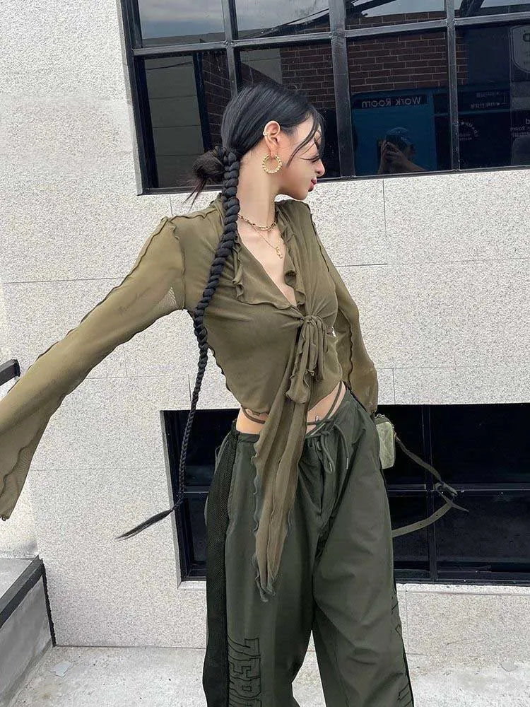 Blusas de manga comprida e flare com atilhos em renda