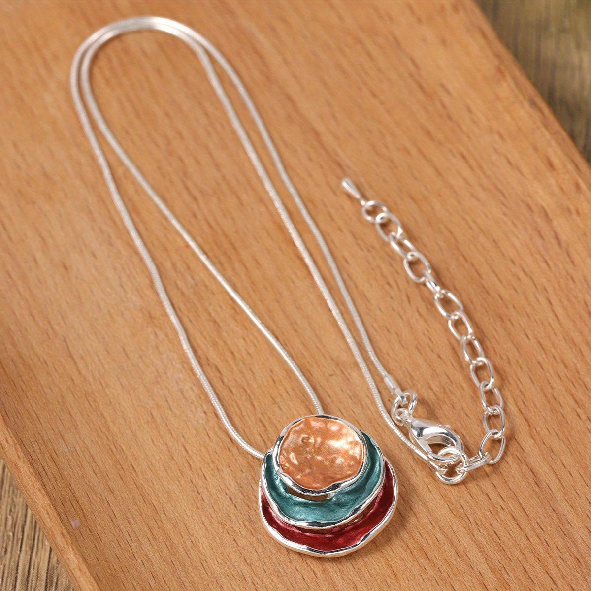 Colar com pendente elegante em esmalte azul