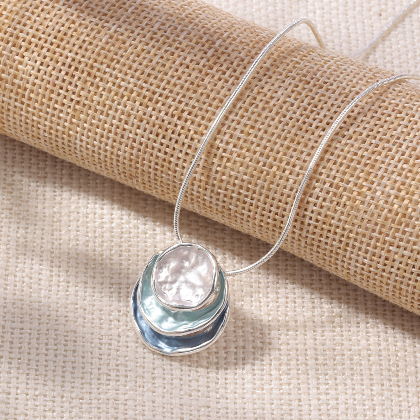 Colar com pendente elegante em esmalte azul