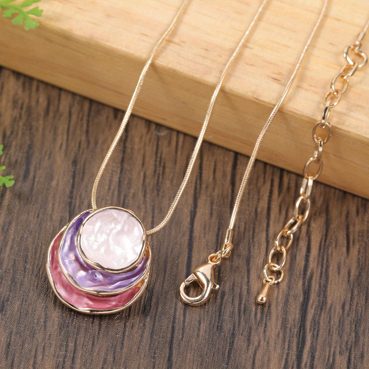 Colar com pendente elegante em esmalte azul