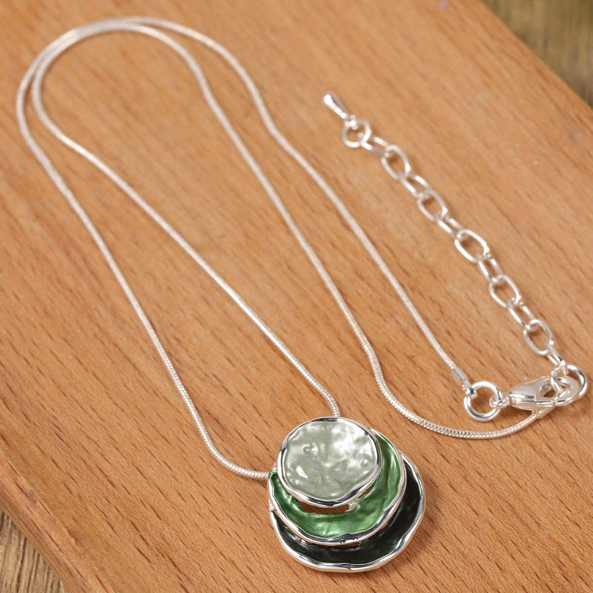 Colar com pendente elegante em esmalte azul