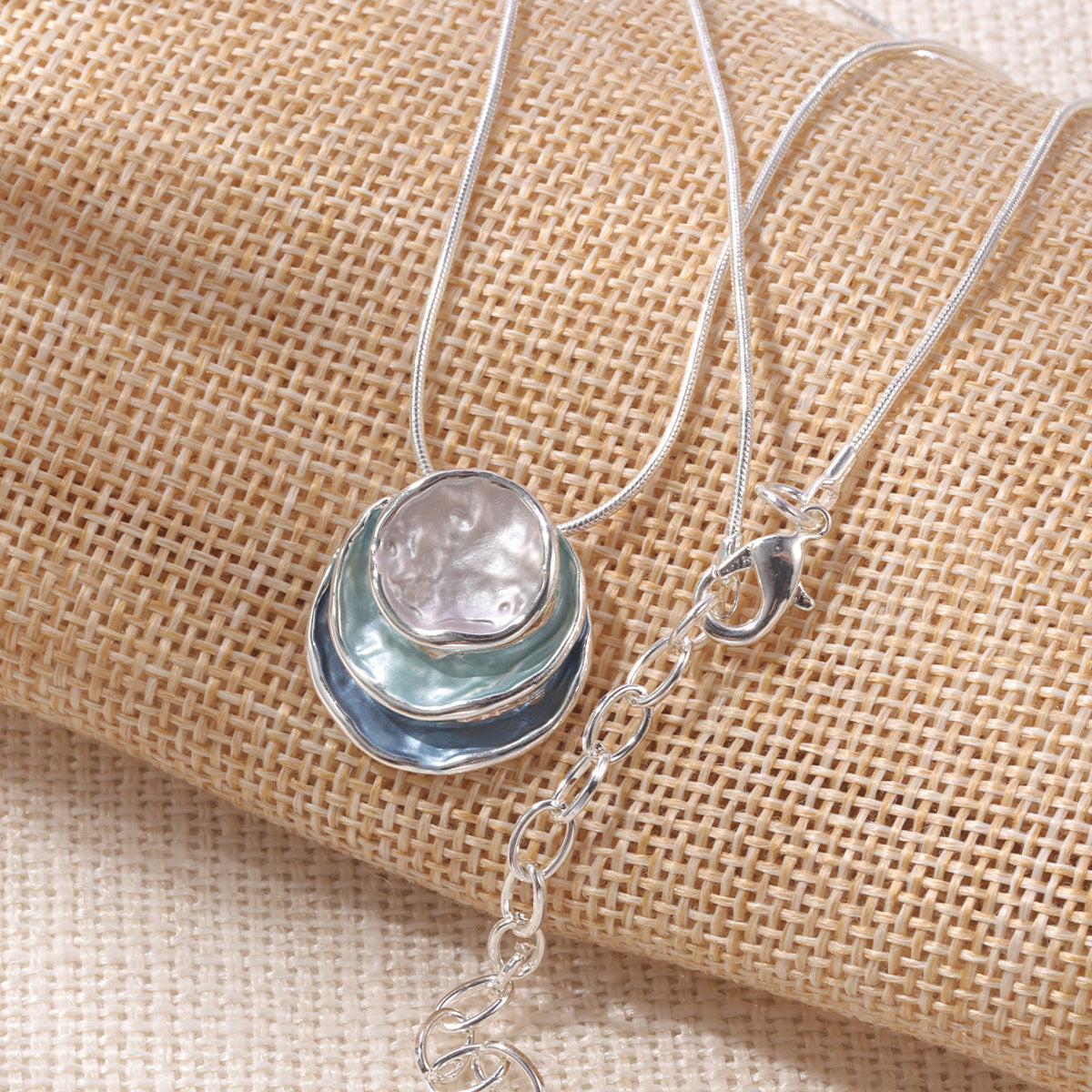 Colar com pendente elegante em esmalte azul