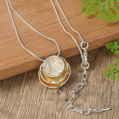 Colar com pendente elegante em esmalte azul