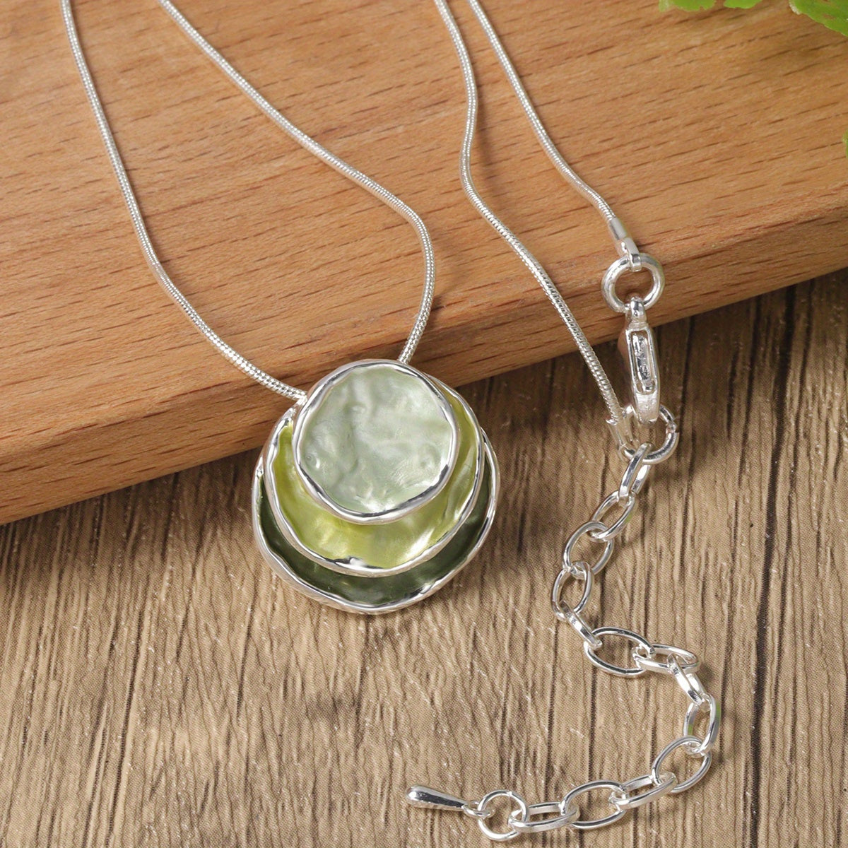 Colar com pendente elegante em esmalte azul