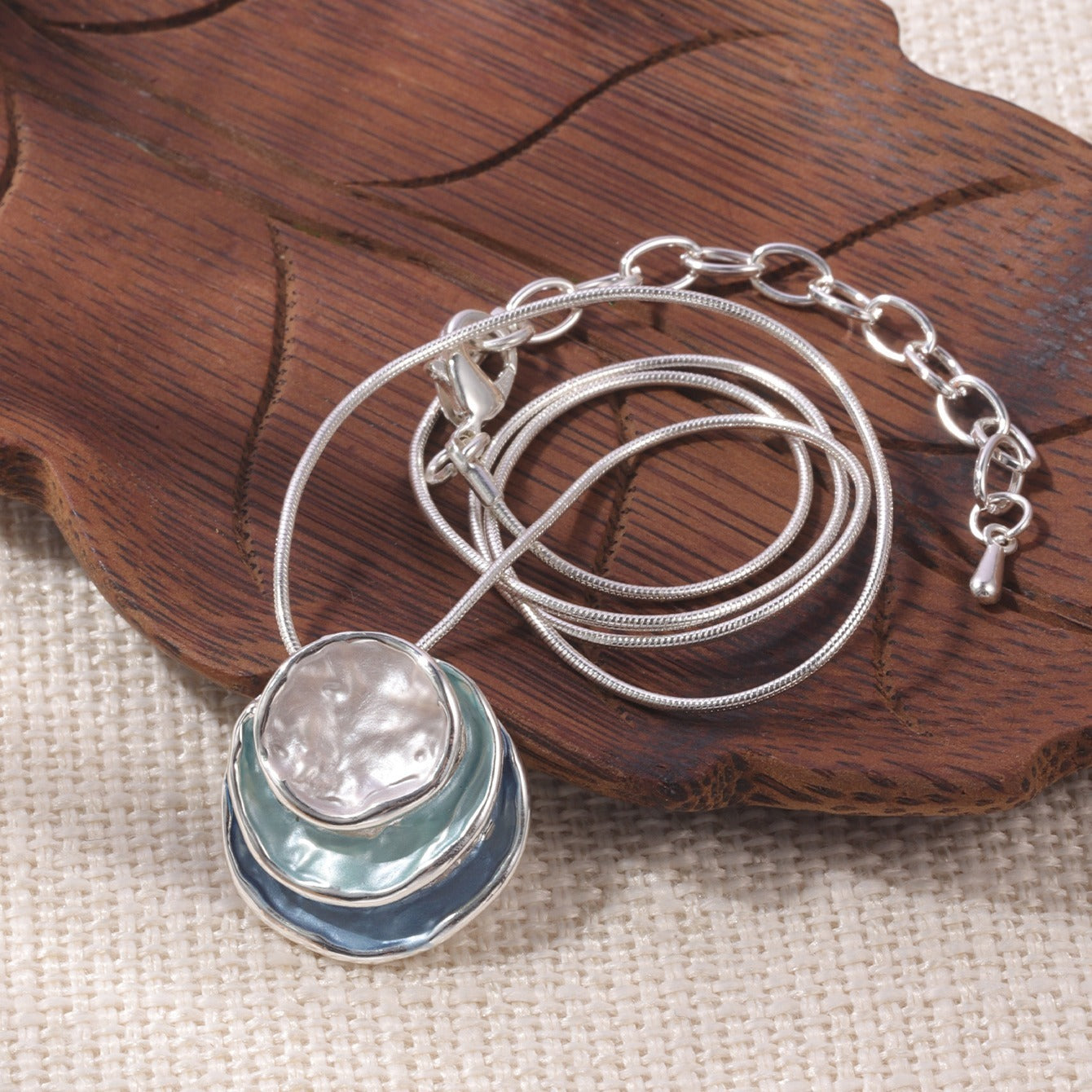 Colar com pendente elegante em esmalte azul