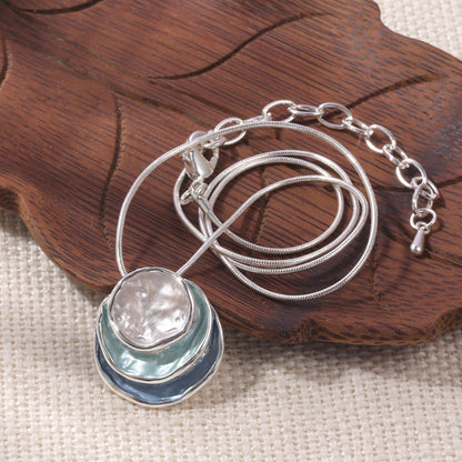 Colar com pendente elegante em esmalte azul