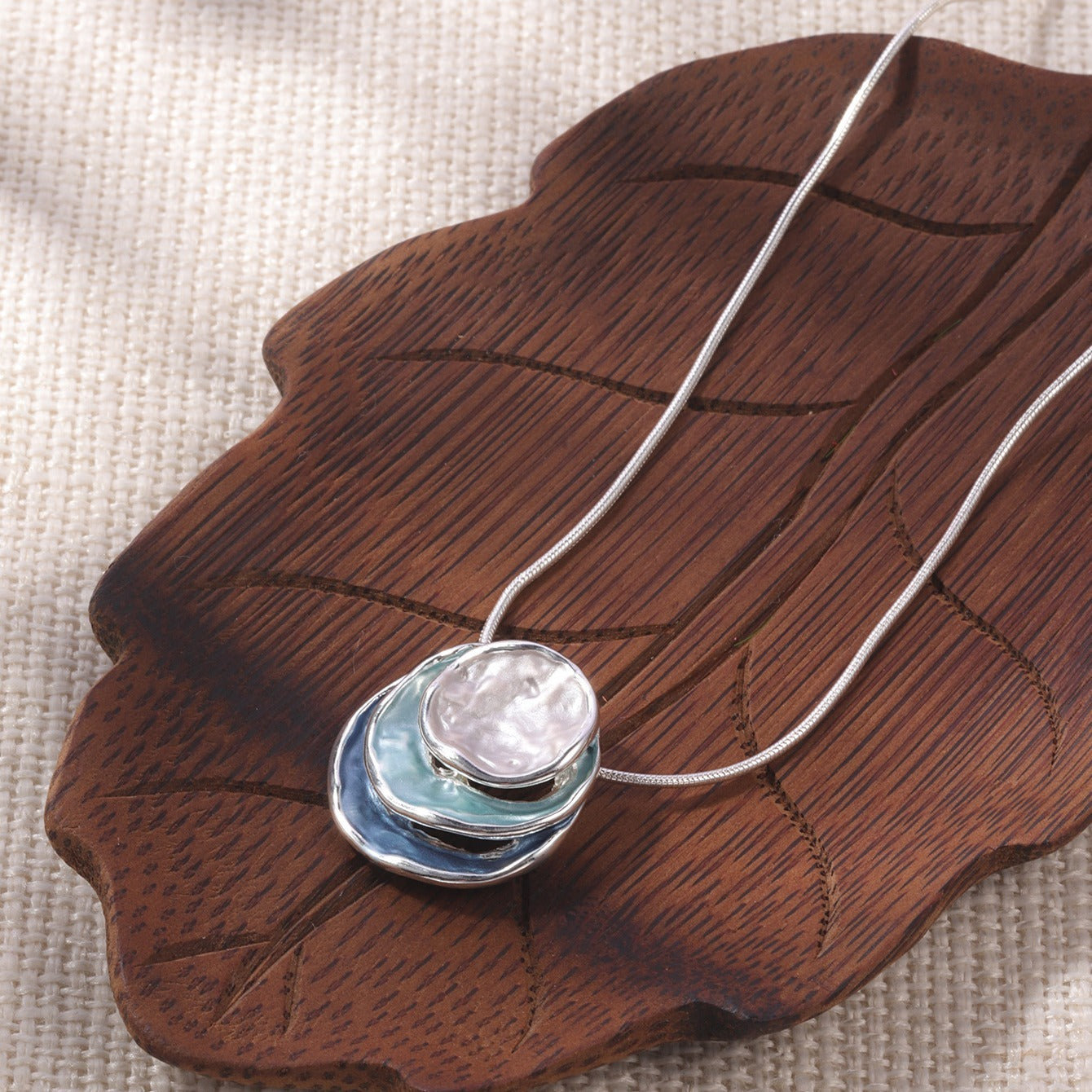 Colar com pendente elegante em esmalte azul