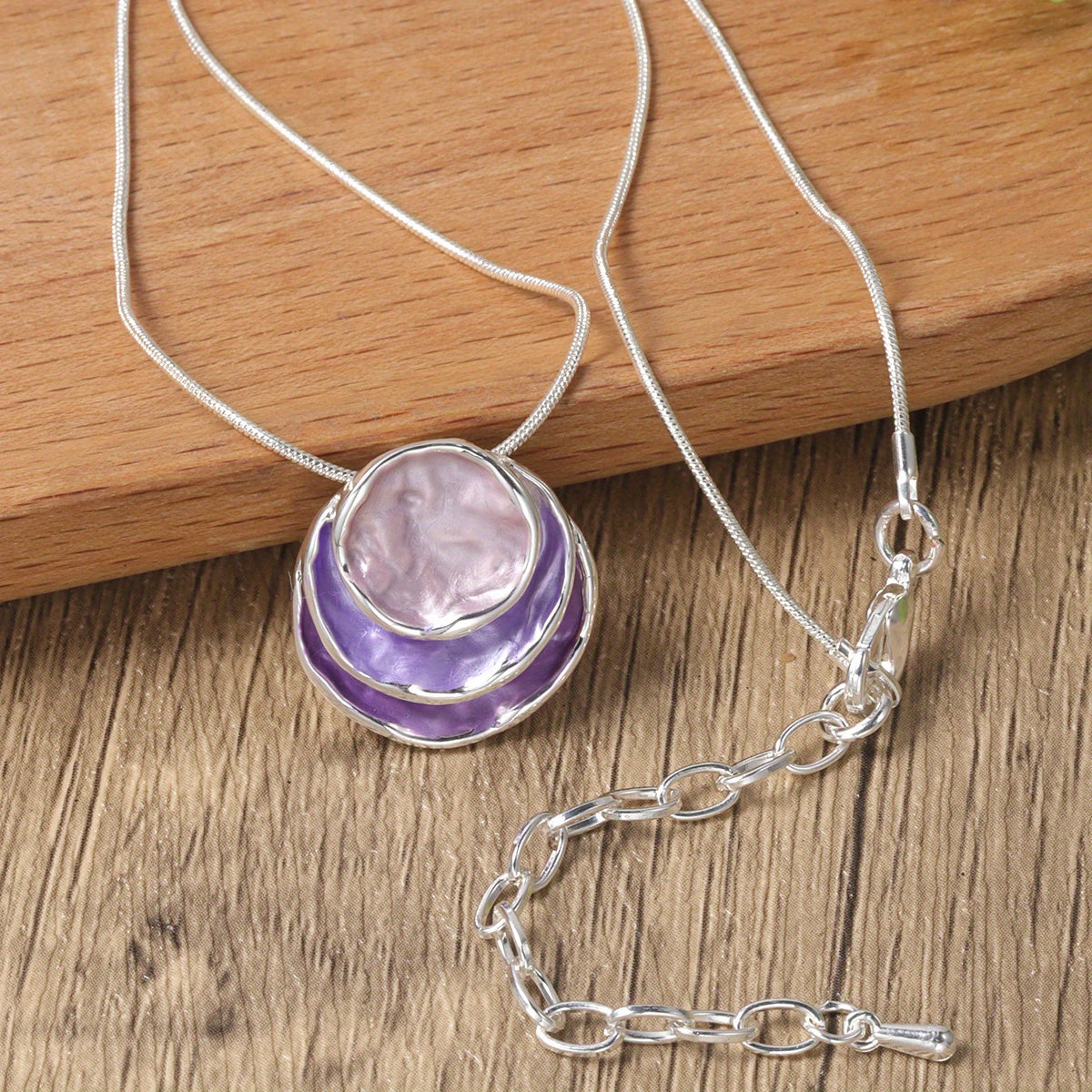 Colar com pendente elegante em esmalte azul