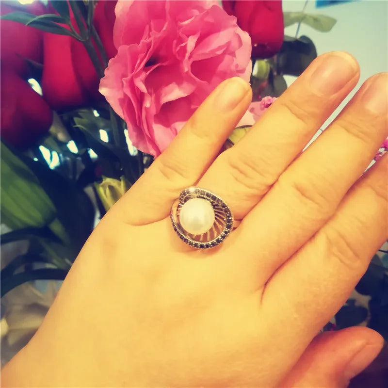 Anel geométrico vazado com pérola branca