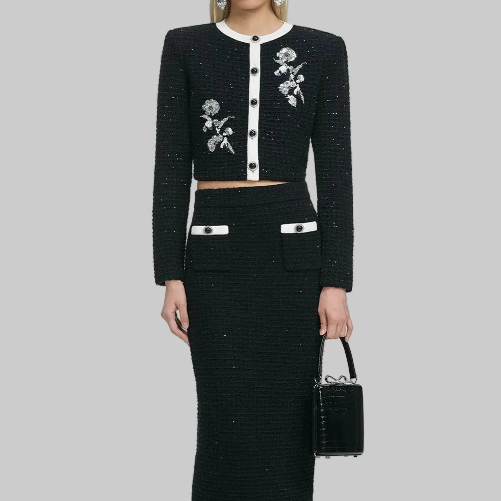 Vestido justo de inverno com strass e corpete