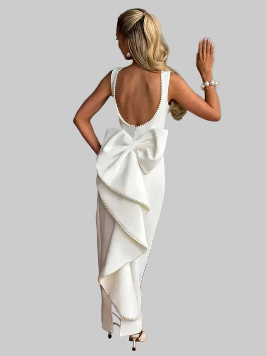 Vestido comprido justo com decote nas costas e laço de pérolas