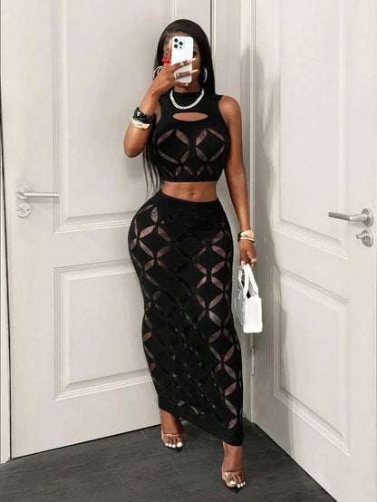 Conjunto top cropped preto com detalhes vazados