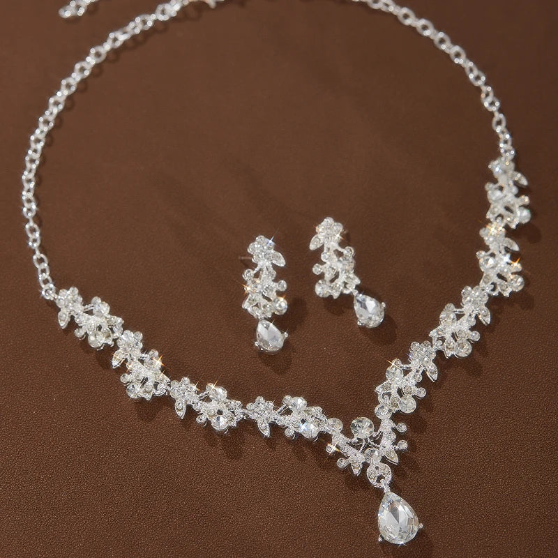 Conjunto de colar e brincos de luxo com zircónias e strass