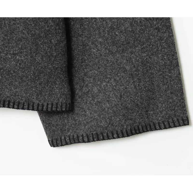 Casaco em lã sintética com ombros largos