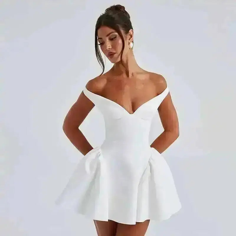 Vestido curto plissado evasé com atilhos na cintura