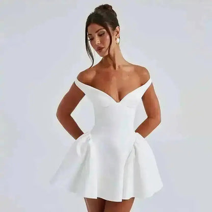 Vestido curto plissado evasé com atilhos na cintura