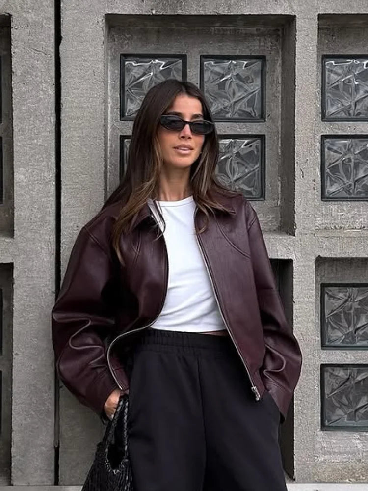 Casaco curto retro em tom vinho