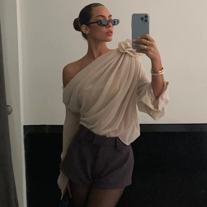 T-Shirt com Decote Irregular Oblíquo e Apliques de Flores