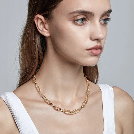 Colar gargantilha torcida em aço inoxidável com zircónias