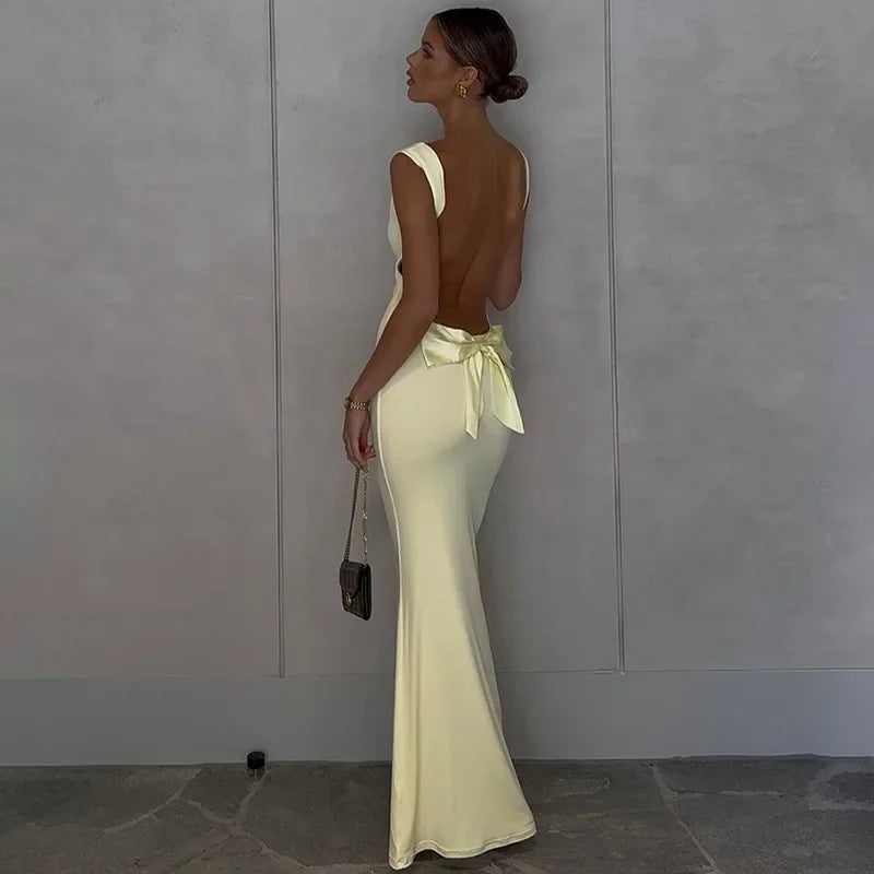 Vestido comprido com decote e laço nas costas