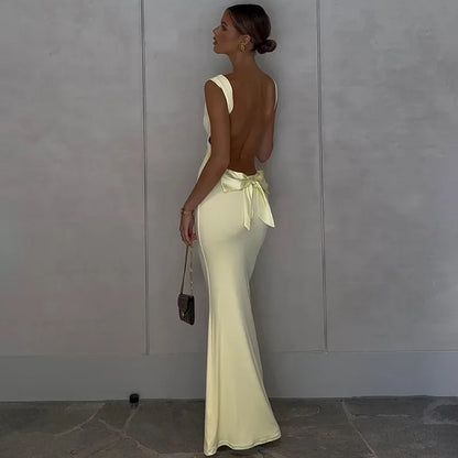 Vestido comprido com decote e laço nas costas