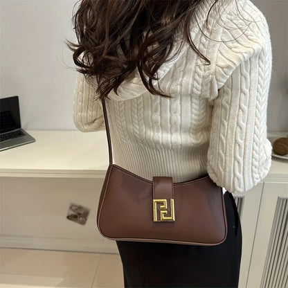 Bolsa de ombro com alça ajustável e fecho de fivela