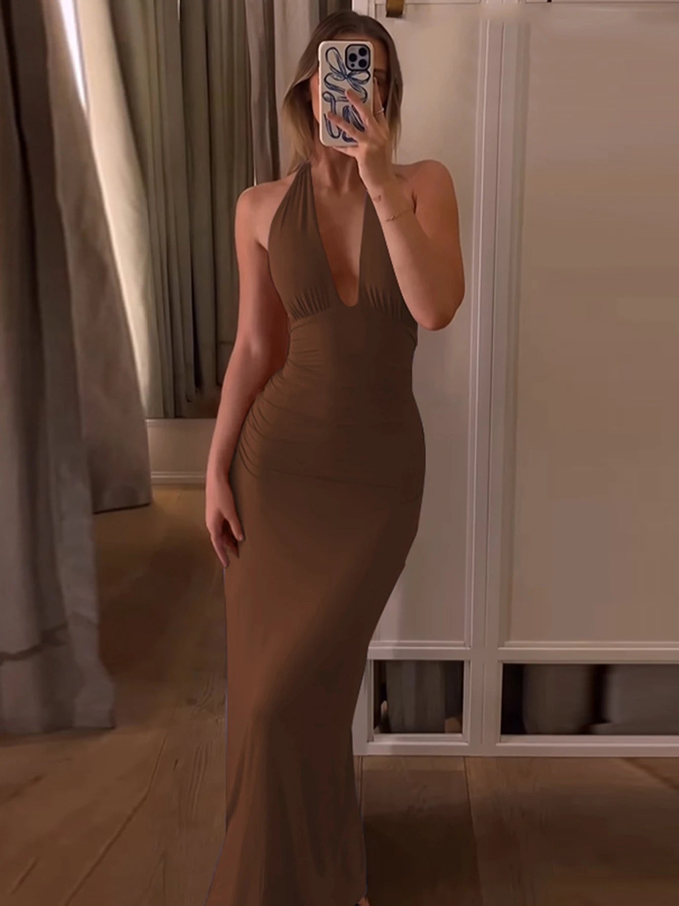 Vestido longo com decote halter em V e costas abertas franzidas