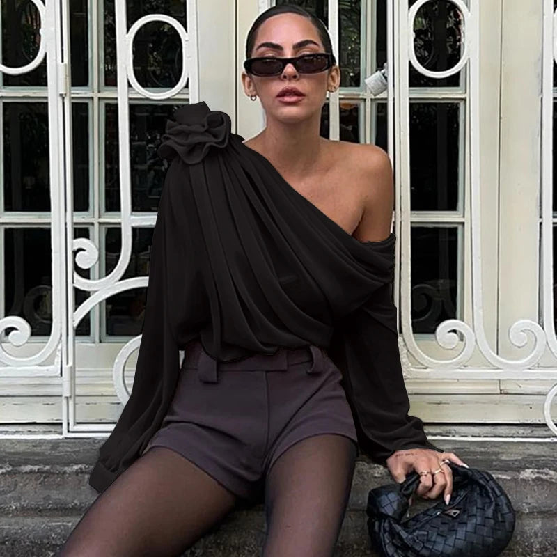 T-Shirt com Decote Irregular Oblíquo e Apliques de Flores