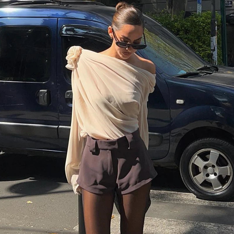 T-Shirt com Decote Irregular Oblíquo e Apliques de Flores