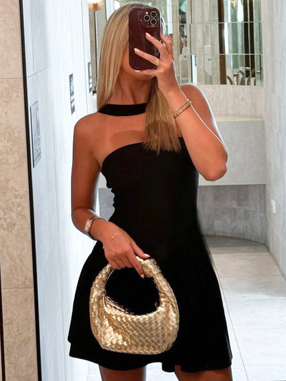 Vestido curto sem alças com decote halter