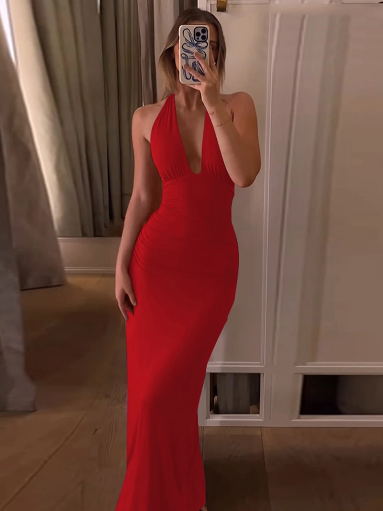 Vestido longo com decote halter em V e costas abertas franzidas