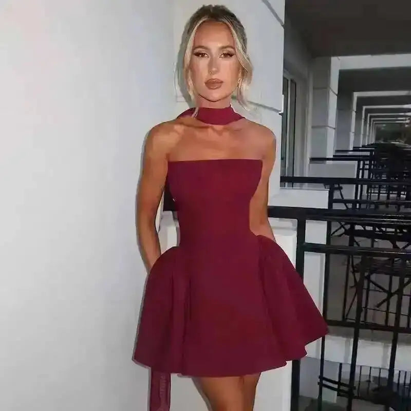Vestido curto plissado evasé com atilhos na cintura