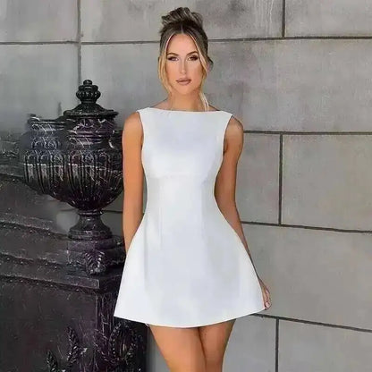 Vestido curto plissado evasé com atilhos na cintura