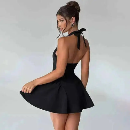Vestido curto plissado evasé com atilhos na cintura