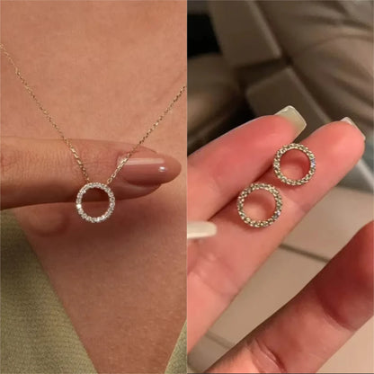 Colar elegante e moderno com pendente de círculo de cristal
