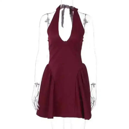 Vestido curto plissado evasé com atilhos na cintura