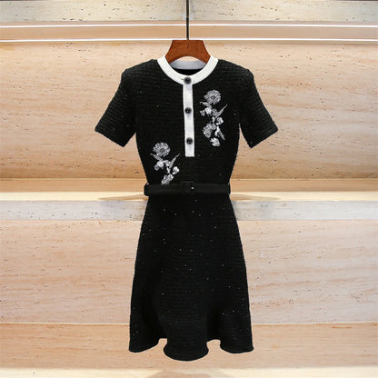 Vestido justo de inverno com strass e corpete