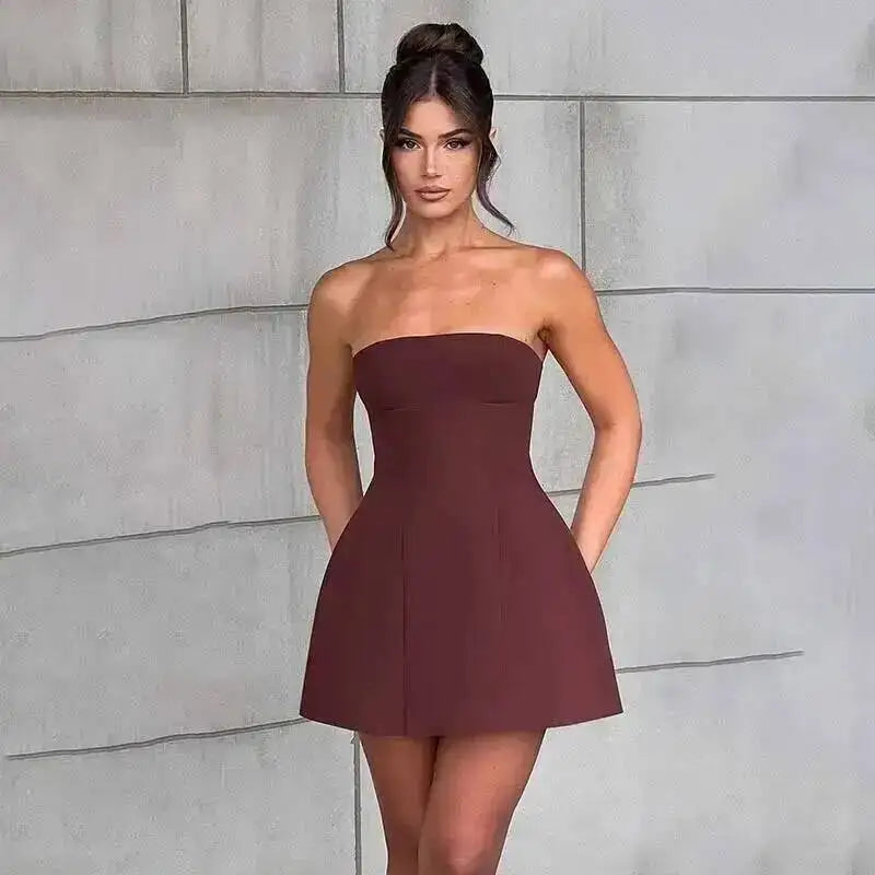 Vestido curto plissado evasé com atilhos na cintura