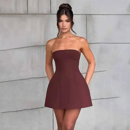 Vestido curto plissado evasé com atilhos na cintura