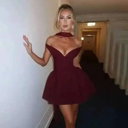 Vestido curto plissado evasé com atilhos na cintura