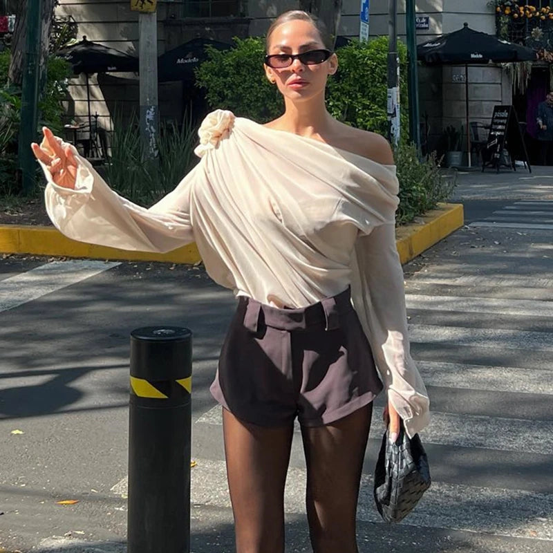 T-Shirt com Decote Irregular Oblíquo e Apliques de Flores