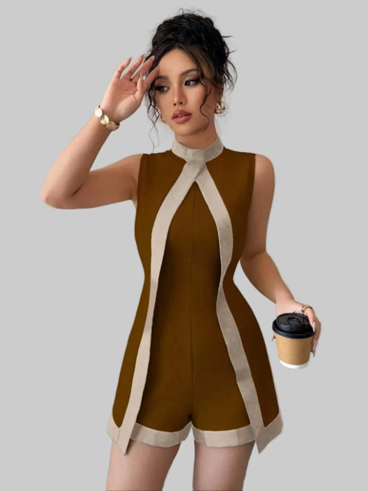 Macacão elegante e justo ao corpo com decote nas costas