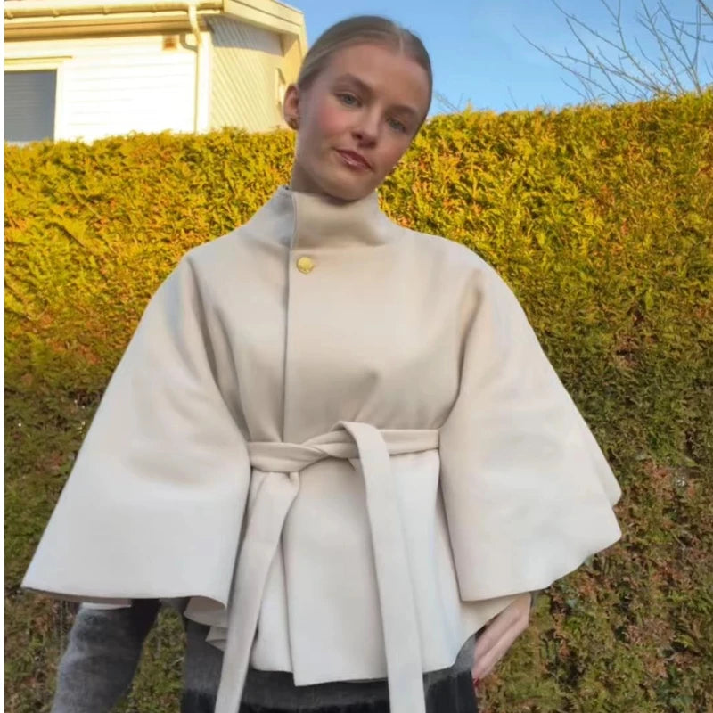 Casaco poncho estilo vintage com gola alta