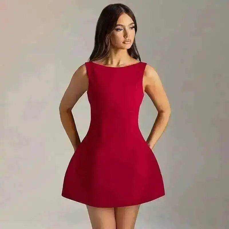 Vestido curto plissado evasé com atilhos na cintura