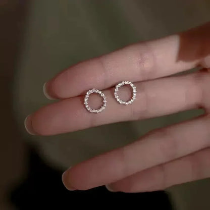 Colar elegante e moderno com pendente de círculo de cristal