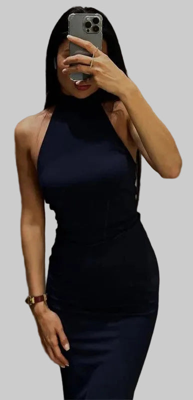 Vestido comprido com decote halter franzido e ombros à mostra