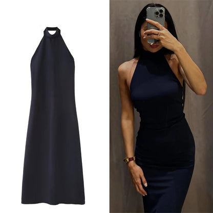 Vestido comprido com decote halter franzido e ombros à mostra