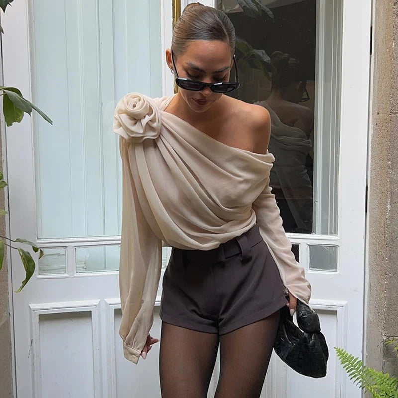 T-Shirt com Decote Irregular Oblíquo e Apliques de Flores