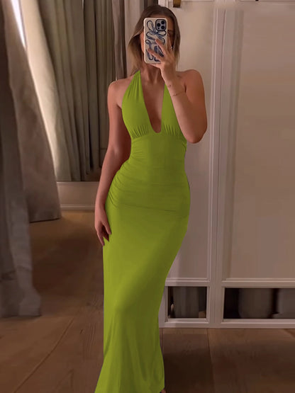 Vestido longo com decote halter em V e costas abertas franzidas